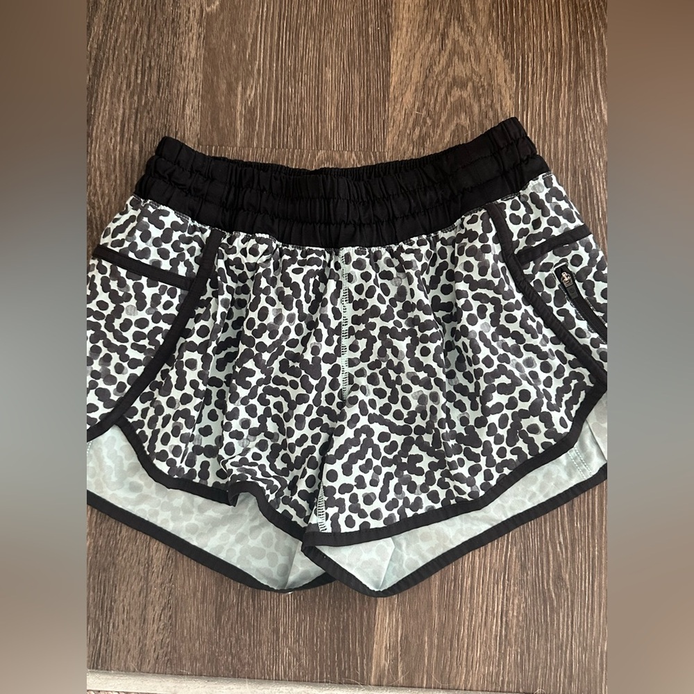 Lululemon shorts blue/black dot size 4